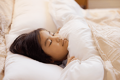 眠る子